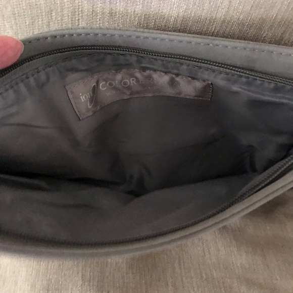ION Color Embossed Dove Gray Purse. $15. - Picture 4 of 6